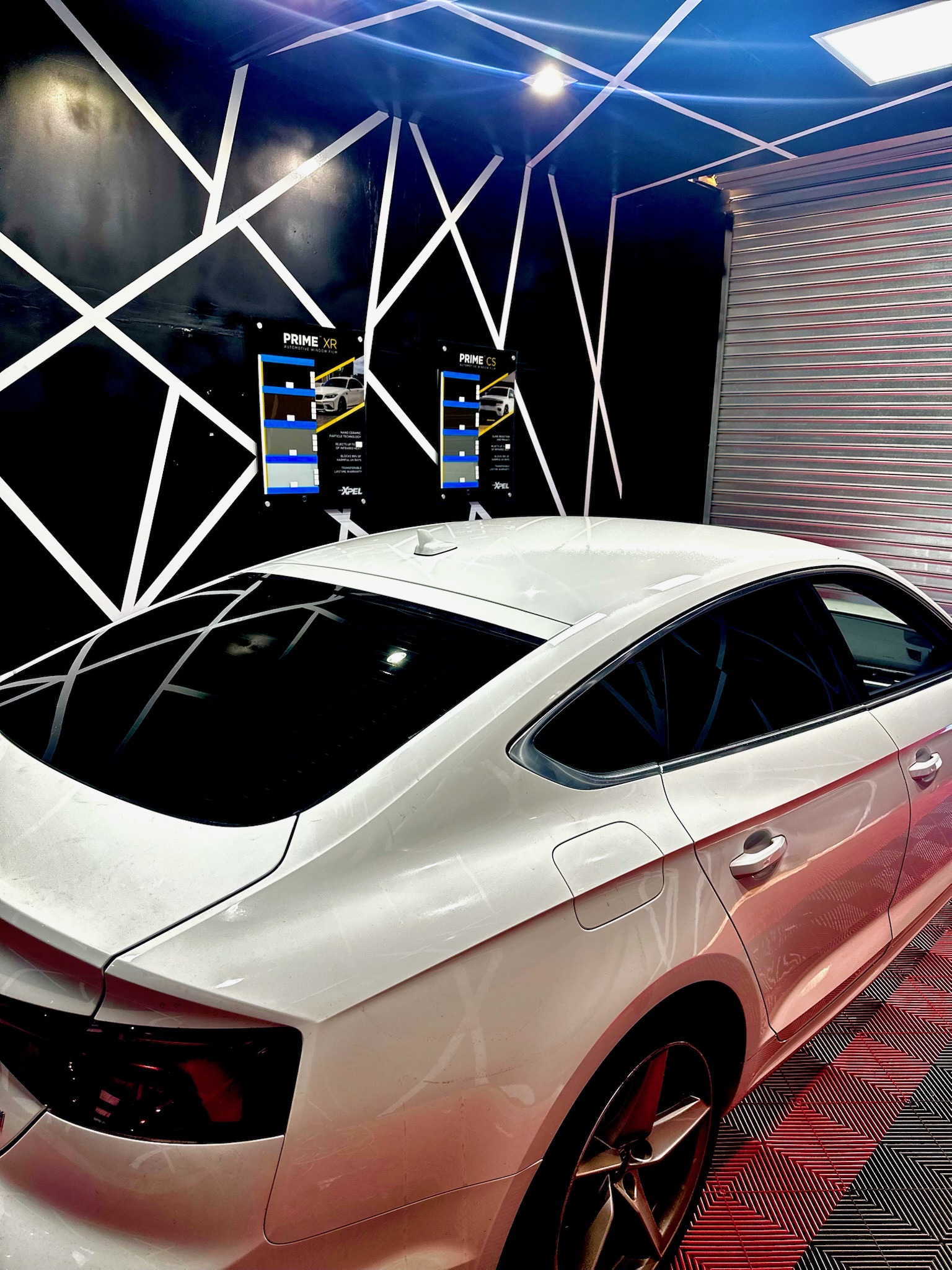 Audi S8 con tintado premium - Vista trasera con paneles informativos