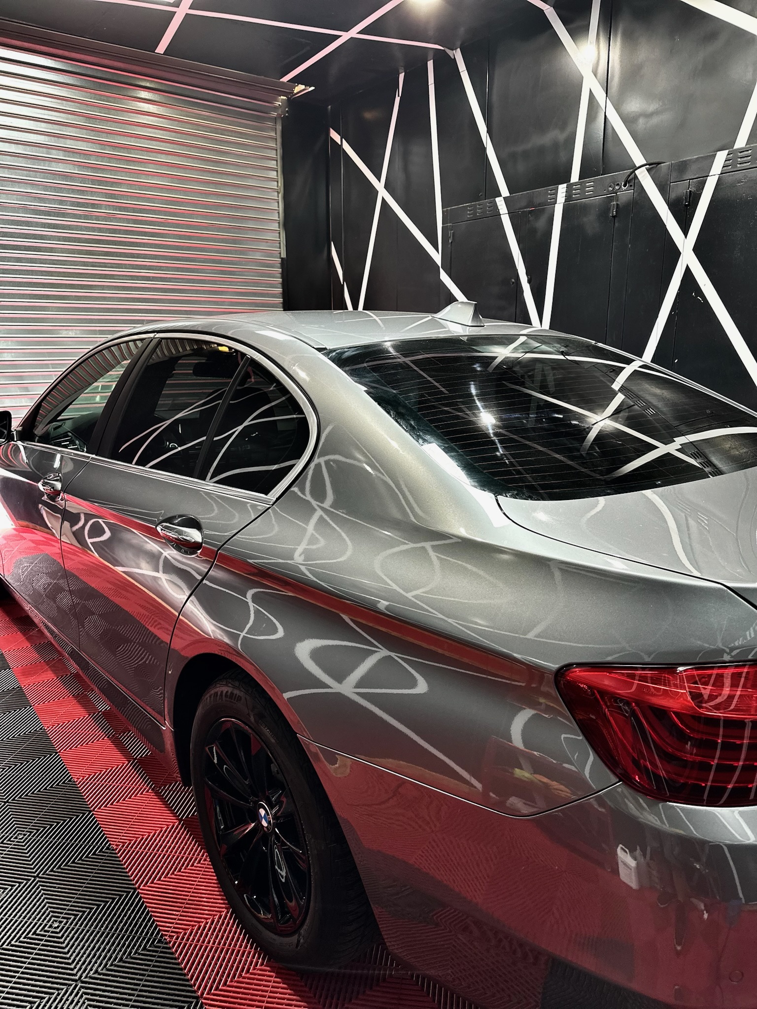 BMW Serie 5 con tintado premium - Vista trasera lateral