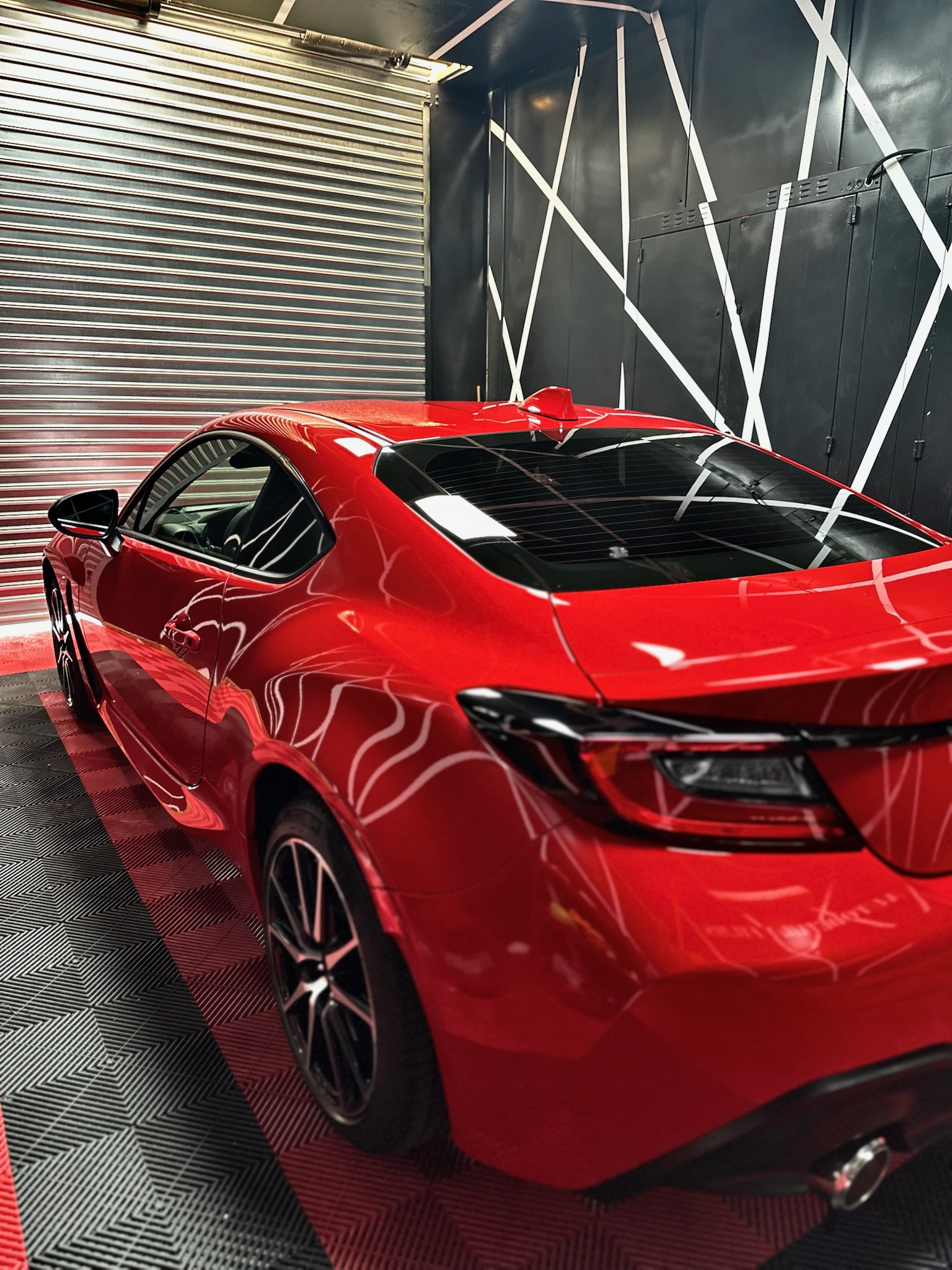 Lexus RC rojo con tintado premium - Vista trasera