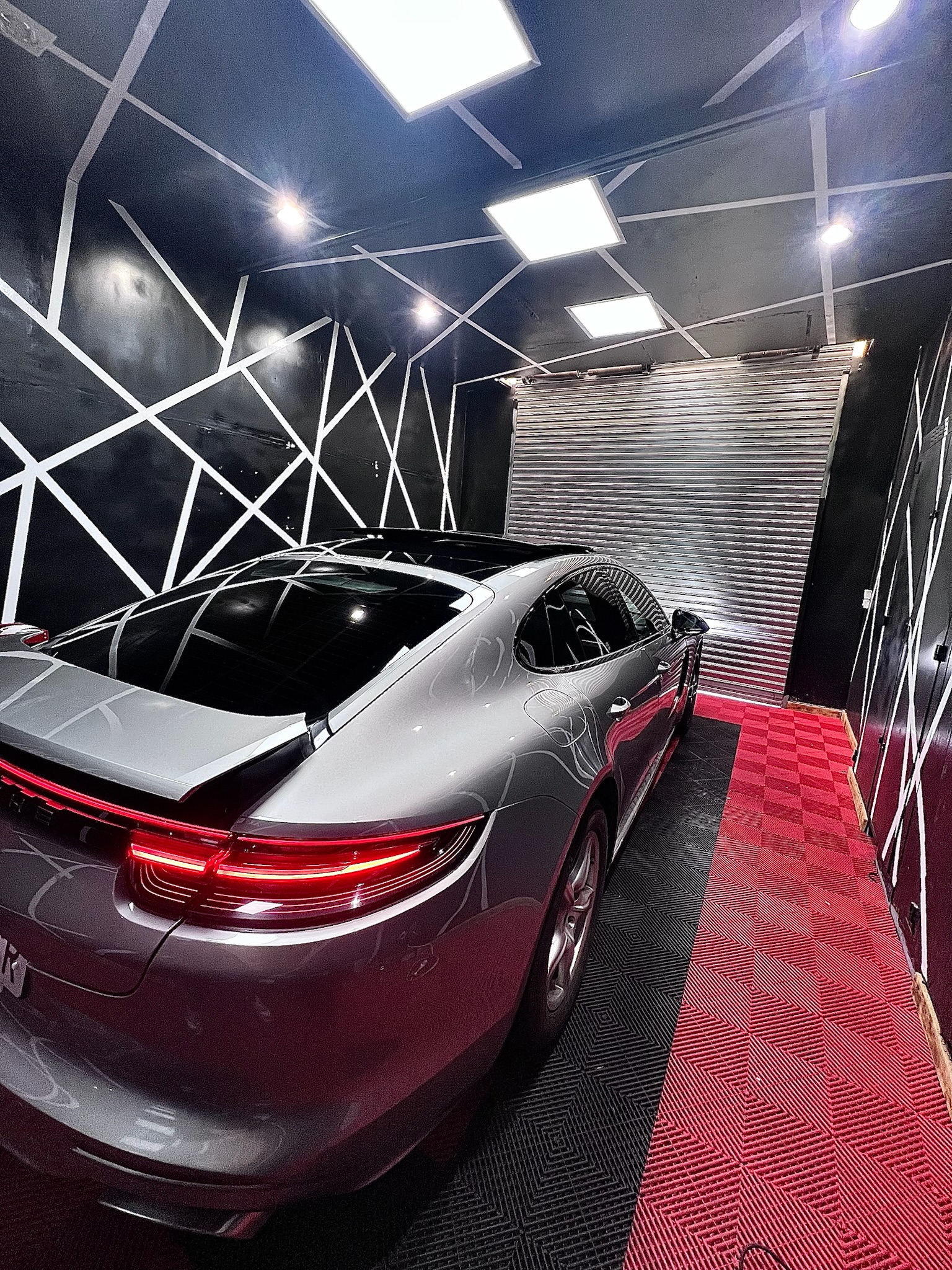 Porsche Panamera con tintado premium - Vista trasera con luces encendidas