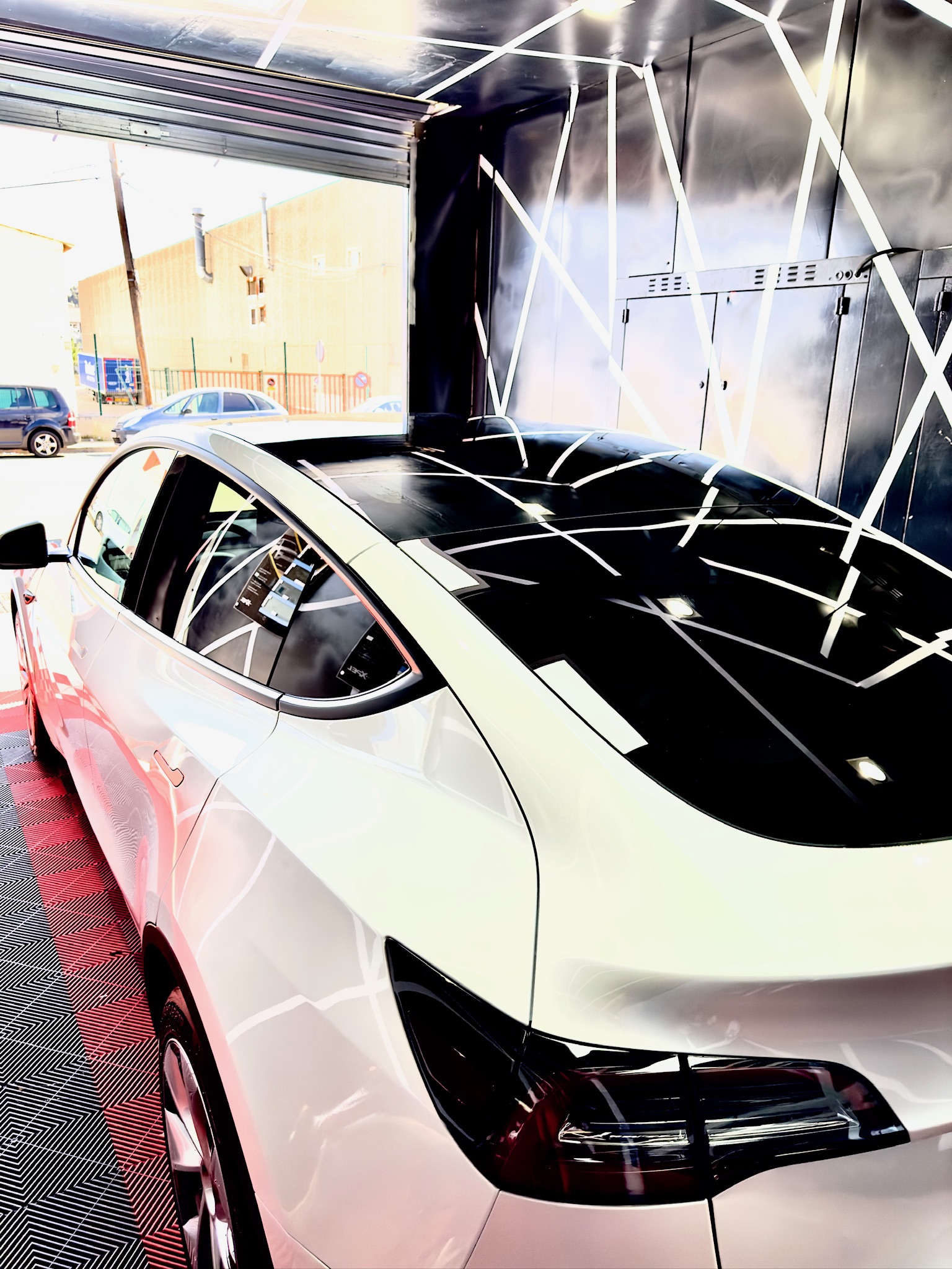 Tesla Model 3 blanco con tintado premium - Vista trasera