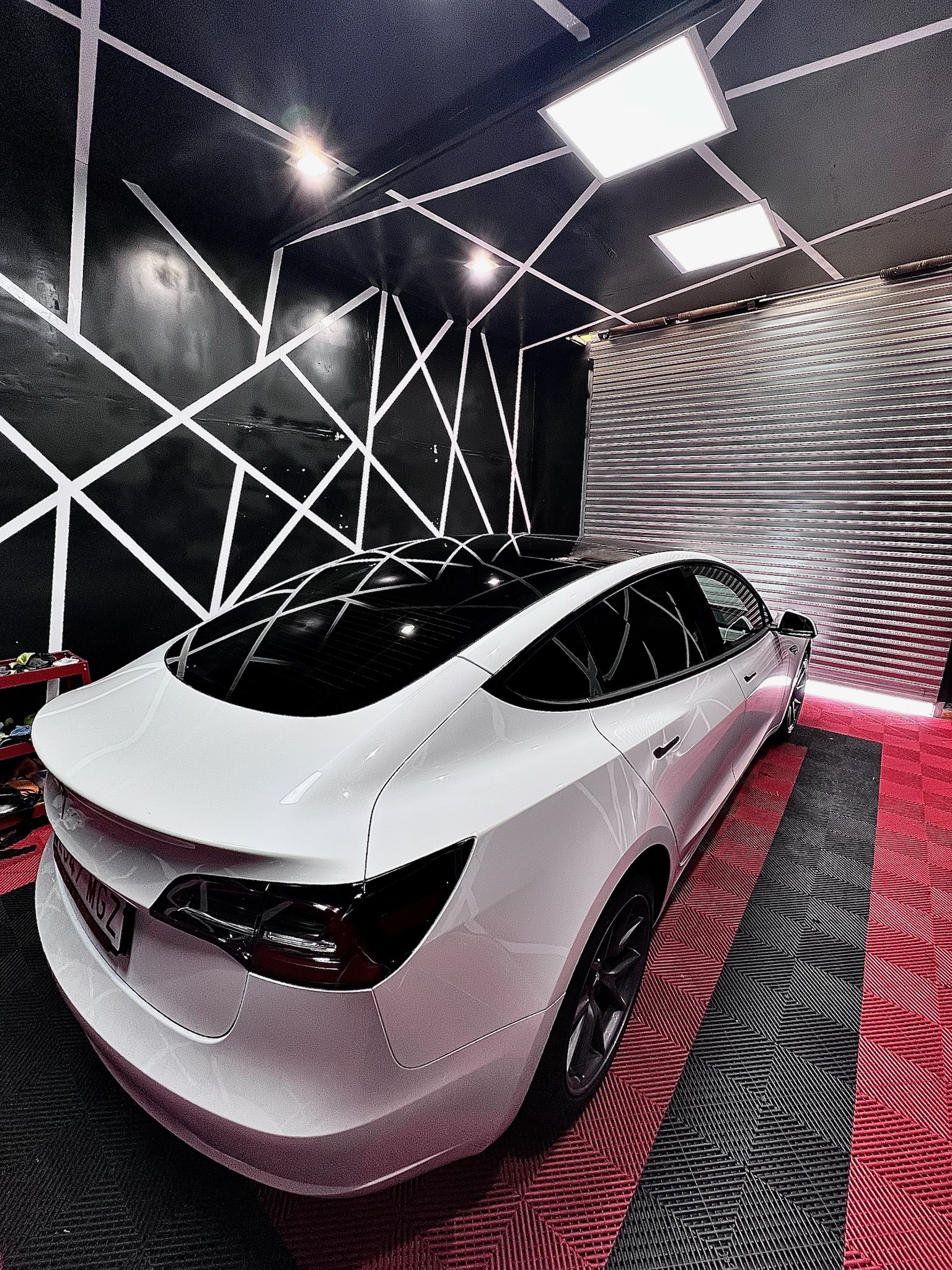 Tesla Model 3 blanco con tintado premium - Vista completa trasera